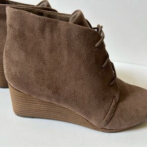 NWOT DR SCHOLLS Dakota suede bootie - size 6.5